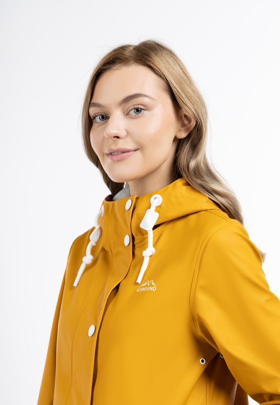 Geen vulling  Op regenachtige dagen biedt deze klassieke ICEBOUND heerlijke bescherming. Het gecoate materiaal is wind- en waterdicht en ideaal voor een wandeling in alle weersomstandigheden. De licht getailleerde, middellange vorm biedt extra bescherming tegen regen met de brede capuchon en stijlvolle koorden. De drukknoopsluiting boven de ritssluiting en de schuine klepzakken optimaliseren de jas bovendien op het gebied van weersbestendigheid.  Regenjas