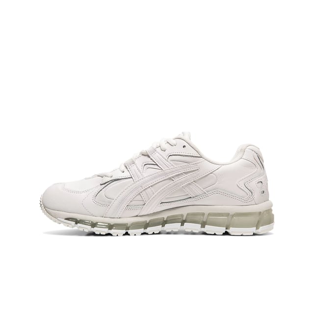 Deze sportschoenen bieden een perfecte balans tussen stijl, comfort en prestaties voor mannen die op zoek zijn naar een topsportschoen.


Ontworpen met een vetersluiting, bieden deze sportschoenen een veilige en aanpasbare pasvorm, zodat je de strakheid naar wens kunt aanpassen. Het gladde bovenwerk van wit leer voegt een vleugje verfijning en duurzaamheid toe aan het algehele ontwerp, waardoor deze sportschoenen geschikt zijn voor zowel sportactiviteiten als vrijetijdskleding.



Deze sportschoenen zijn uitgerust met de bekende Gel cushioning-technologie van Asics en bieden uitzonderlijke schokdemping en demping. De Gel technologie dempt de impactkrachten bij hielstoten, waardoor je bij elke stap soepel en comfortabel loopt. De 360 graden Gel demping zorgt voor optimale ondersteuning en comfort over de hele voet.


De sportschoenen hebben een duurzame rubberen buitenzool die uitstekende tractie biedt op verschillende ondergronden en zorgt voor stabiliteit en grip tijdens je workouts of dagelijkse activiteiten. Dit vergroot je zelfvertrouwen en vermindert het risico op uitglijden of vallen.


Met de focus op comfort hebben de Gel-Kayano 5 360 trainers een gewatteerde kraag en tong voor extra demping en ondersteuning. De ademende stoffen voering helpt je voeten koel en droog te houden, zelfs tijdens intensieve trainingssessies.


Of je nu gaat sporten, hardlopen of gewoon door de stad slentert, de Asics Gel-Kayano 5 360 Lace-Up Wit Glad Leer Herentrainers zijn een stijlvolle en betrouwbare keuze. Ervaar de perfecte mix van stijl en prestaties met deze hoogwaardige sportschoenen. Stap in een wereld van comfort en stijl.