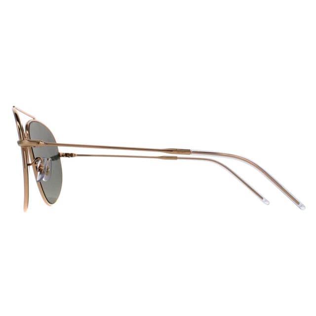 Las gafas de sol Ray-Ban Aviator Unisex Gold Green RB0101S Aviator Reverse son una fascinante reinvención del clásico diseño de aviador. Elaboradas con una meticulosa atención al detalle, estas gafas de sol presentan una llamativa combinación de colores invertidos que acentúa las icónicas lentes en forma de lágrima y la delgada montura metálica. El atrevido contraste de colores añade un toque contemporáneo al tiempo que mantiene el atractivo atemporal del estilo Aviator. Diseñadas para ofrecer estilo y durabilidad, estas gafas de sol ofrecen una protección UV y una comodidad superiores, lo que las convierte en un accesorio esencial para los amantes del diseño vanguardista y la calidad sin igual.