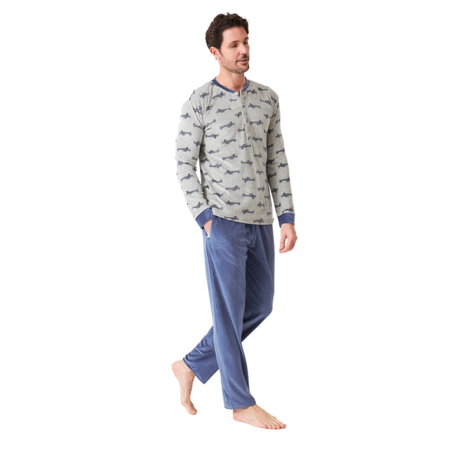 Pijama manga larga y pantalón largo J and J Brothers.
Color Azul-gris

Camiseta estampada con cuello redondo.
Textura aterciopelada y suave.
Pantalón estampado largo con cinturilla elástica ajustable mediante cordón.
Bolsillos abiertos laterales.
Costuras vistas a tono.

Composición:  Camiseta: 75% Algodón, 25% Poliéster; Pantalón: 75% Algodón, 25% Poliéster.

-Lavar a temperatura máx. 30º.
-No usar lejía.
-Planchar a temperatura máx. 110º.
-No admite lavado en seco.
-No permite  utilizar secadora.