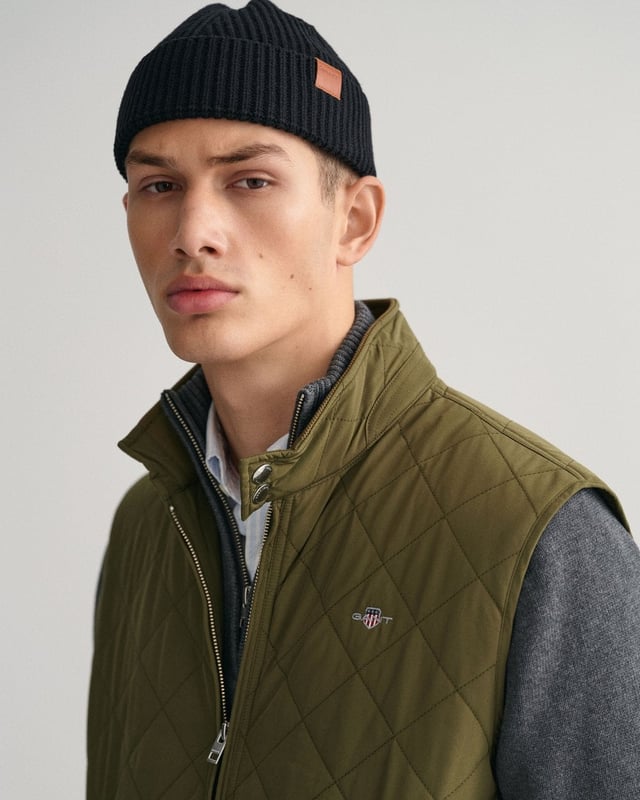 Crafted in a diamond quilting structure, this Quilted Windcheater Vest features recycled polyester padding and is treated with a water-repellent finish. Design details include a one-way zipper at the front, snap buttons at the collar, slanted welt side pockets and an elasticated hem and cuff with a press button adjuster.
Regular fit  Above hip length  Diamond quilting  Water-repellent 
&nbsp;
Shell - Polyester 100%Lining - Polyester 100%Padding - Recycled Polyester 100%
&nbsp;
7006341
&nbsp;
&nbsp;