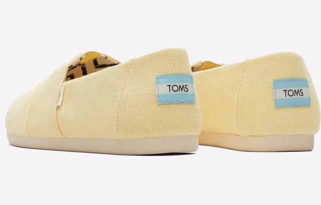 Known for its comfort, iconic for its style, and now, lighter on the planet. This new era of Alpargata shoes brings fresh updates to classic TOMS features, like yellow Heritage Canvas uppers and newly designed custom insoles made with 50% Eco content
Textile upper
100% vegan
Removable insole
Elastic gore for easy on-and-off