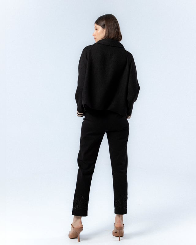 La Chaqueta Mónica es la elección perfecta para añadir un toque de elegancia a tus looks de invierno. Con su diseño minimalista y detalles dorados, esta chaqueta ofrece un estilo sofisticado y cómodo. Ideal para combinar con pantalones oscuros y botas para un look chic y moderno.
 
 
 
 Chaqueta evasé.
 
 Cierre cruzado con dos botones presión.
 
 Detalle en color dorado en manga y cuello.
 
 Tejido jacquard.