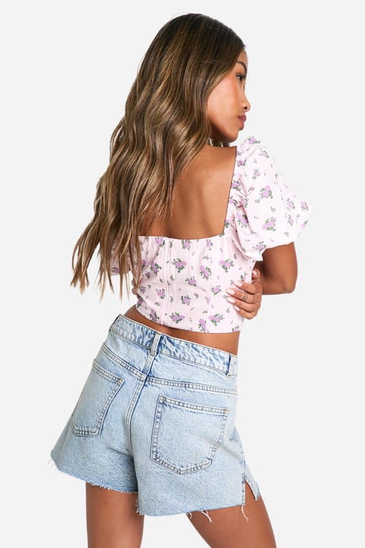 Calling all trend-obsessed: category is... regency vibes. This waist-defining corset top shapes and contours the body, accentuating the bust and creating a snatched silhouette. With strappy tops that'll look fire with that perfect pair of jeans, blouses that'll turn heads in the office, and bustiers that are just waiting to be matched with some hot leather look trousers, it will be love at first scroll when you lay eyes upon our collection of corset tops.Style: CorsetDesign: FloralFabric: PolyesterLength: CroppedNeckline: SweetheartSleeve Length: Short Sleeve