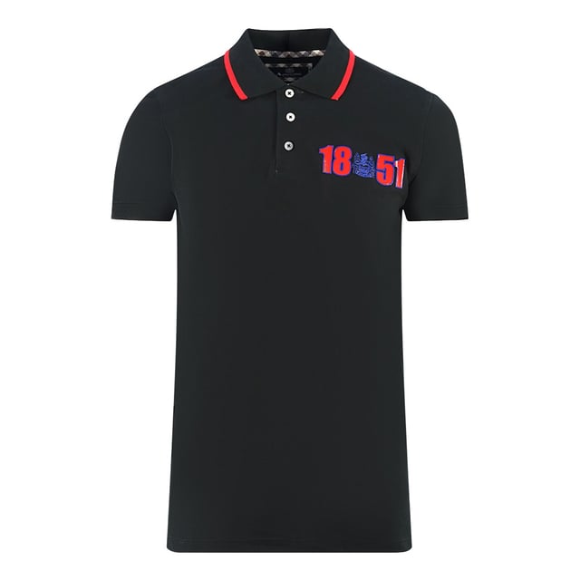 Aquascutum London 1851 Svart Polotröja. Se skarp ut i denna snygga Aquascutum Logo Black Polo Shirt, med en ikonisk märkeslogotyp. Från kontorsmöten till kvällsdrinkar, låt denna tidlösa klassiker omedelbart höja din vardagslook! Aquascutum London Broderad Aldis-logotyp omgiven av siffror för 1851 års grundande. 100% Bomull, Vanlig passform, Passar perfekt i storlek. Brittiskt flaggmärke på vänster ärm, Aquascutum Classic Check på undersidan av knapparna, krage, kortärmad, knappstängning. Modellkod: P01323 99
