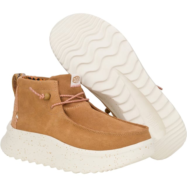 Recipe for a perfect fall day: apple turnovers, blazing fires, 'lil baby pumpkins, and these boots. Add a pinch of memory foam. A dash of EVA outsoles. A dollop of suede. And a heaping pile of back-in-style platforms.