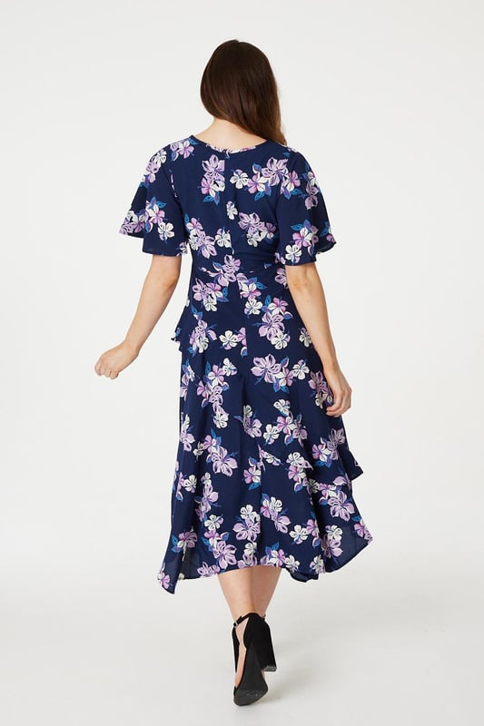 Add a pretty floral tea dress to your collection with this layered hem midi dress. It has a round neck, 1/2 angel sleeves, a zip back closure and a maxi length skirt with a tiered hemline. Pair with neutral strappy heels for a stylish look that's perfect for an evening out on holiday or a daytime wedding.