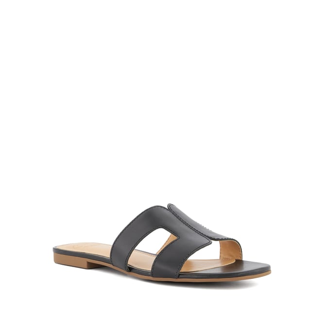 Update warm-weather edits with Loopey. This square-toed silhouette boasts cut-out detailing that is enhanced with visible stitching. The perfect pairing for casual and semi-formal dressing alike.