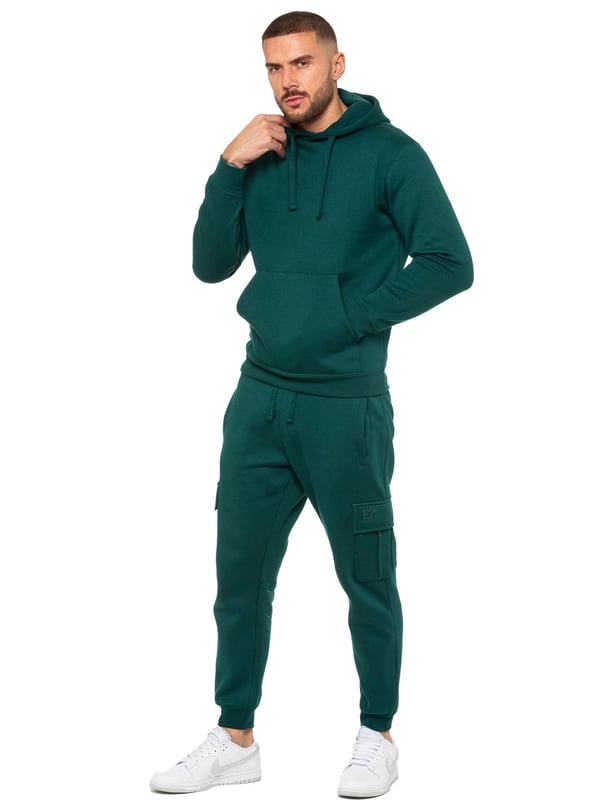 Enzo Trainingspakset met capuchon voor heren. Hoodie met normale pasvorm, lange mouwen, geboeide polsen en verstelbare trekkoorden. Voorzien van EZ-logo op borst en joggingbroek. Cargo-joggingbroek met normale pasvorm. Elastische tailleband met verstelbaar trekkoord. Beschikt over 2 steekzakken aan de zijkant, 2 cargozakken, achterzak met enkele paspel. Ideaal om te gebruiken voor vrijetijds- en werkkleding.