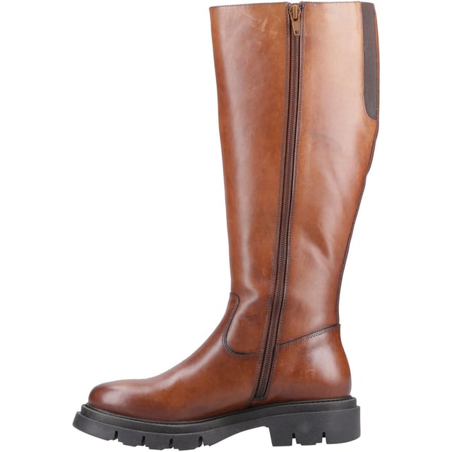 Met een klassieke look en een bovenwerk van kwaliteitsleer is deze laars perfect voor koudere dagen, met een knusse voering van textiel voor warmte en een flexibele, duurzame zool blijf je comfortabel en warm terwijl je er op je best uitziet.