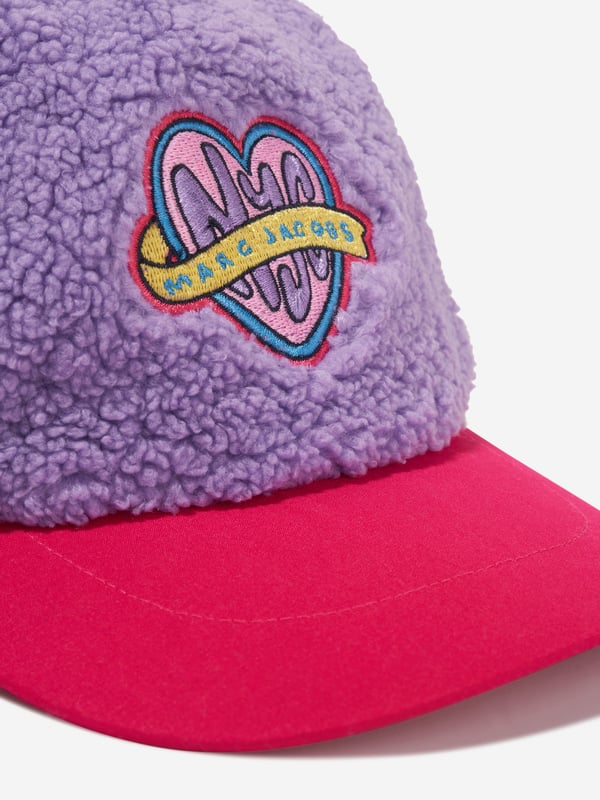 Marc Jacobs capture the fearless New York attitude and utilitarian work ethic in their aesthetic portraits. This girls violet cap has been projected in a Borg material with detailed branded embroidery on the front for a charming innovative edge.‚ Bicolour Faux Shearling Cap‚ Fancy MARC JACOBS Branded Embroidery On Front‚ Adjustable Plastic Closure System On BackMarc Jacobs : Kids Head SizeAge: 2Y 50cmAge: 3Y 50cmAge: 4Y 52cmAge: 5Y 52cmAge: 6Y 52cmAge: 8Y 31-34cmAge: 10Y 31-34cmAge: 12Y 35-38cmAge: 12+ Y 35-38cm