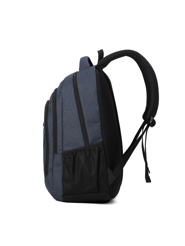 Mochila unisex. El cierre es con cremallera. Los bolsillos internos son bolsillos multifuncionales. Hay tres bolsillos externos con cremallera y dos laterales abiertos. Falta la correa para el hombro. El asa es de tela. Hay un compartimento interno. El material exterior es poliéster. Internamente está forrado en poliéster. Medidas: 37x22x51 cm. Producto de moda