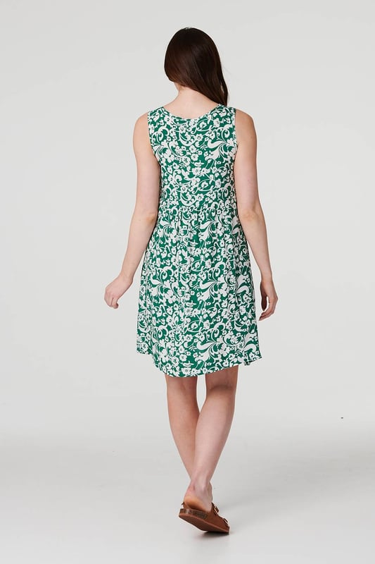 You can never go wrong with a stylish swing dress for summer. This one even has hidden pockets! It has a relaxed swing fit, a round neck, strap sleeves and a knee-length hem. Pair with sandals and a sunhat and you're instantly holiday-ready .