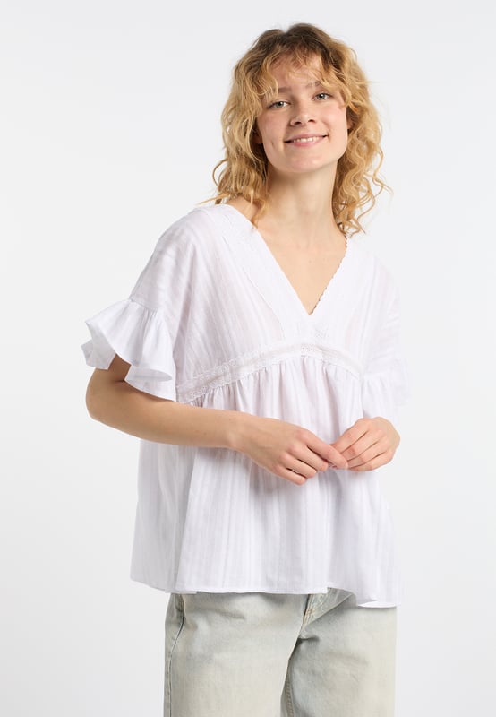 Diese leichte Baumwoll-Bluse von DreiMaster Vintage punktet mit ihrer zauberhaften Lochstickerei und dem gemusterten, fein strukturierten Baumwollstoff. Die lockerere Silhouette hat einen tiefen V-Ausschnitt auf der Vorder- und auf der Rückseite, wo er mit einem Spitzenband zusammengehalten wird. Die romantischen Rüschenärmel optimieren den femininen Boho-Look. Mit ihrer leichten Textur passt sie hervorragend zu Jeans und Röcken.  Tunika
