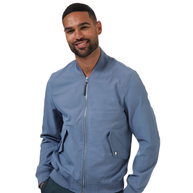 Veste Bomber Tommy Hilfiger pour homme en bleu.- Col bomber côtelé.- Fermeture zippée.- Deux poches à bouton-pression à la taille.- Une poche intérieure zippée.- Poignets, col et ourlet élastiqués. - Logo Tommy Hilfiger.- Coupe classique.- 100 % polyester. Lavable en machine.