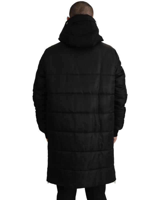 Marca: Dolce & Gabbana  
Modelo: Chaqueta parka con capucha  
Color: Negro  
Cierre de cremallera completa  
Detalles del logo  
Hecho en Italia  
Material: 80% Nylon 20% Algodón  
Forro: 100% Poliéster  
Material: 80% Nylon 20% Algodón