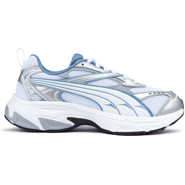 Laufe wild und frei mit dem Puma Morphic. Diese trendigen Turnschuhe für Kinder vereinen Leistung und Stil für den ganzen Tag Spielspaß. Sie sind aus leichtem Nylon-Obermaterial und strapazierfähigen Gummisohlen gefertigt und bieten den Komfort und die Unterstützung, die wachsende Füße benötigen. Die schlanke Silhouette vereint Pumas Lauf-DNA für einen modernen, sportlichen Look. Lass die Fantasie deines Kleinen mit dem Puma Morphic fliegen.