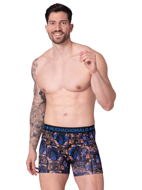 Die Boxershorts/Unterhosen von Muchachomalo sitzen wie angegossen und sind aus hochwertiger Baumwolle gefertigt. Ein weicher, elastischer Bund mit Logo aus Mikrofaserstoff sorgt für zusätzlichen Komfort.  Spezifikationen • 2 Stück • Normale Passform • Flache Nähte für zusätzlichen Komfort • Weicher Bund mit Muchachomalo-Logo  Wartung • Bei 30 Grad waschen • Nicht im Trockner trocknen • Bei mittlerer Hitze bügeln (2 Punkte)  Warum Muchachomalo? Muchachomalo arbeitet nur mit Fabriken zusammen, die BSCI- und OEKO-TEX-zertifiziert sind. Ziel dieser Fabriken ist es, die Arbeitsbedingungen kontinuierlich zu verbessern. Sie kämpfen für das Recht, eine Gewerkschaft zu gründen, für sichere Arbeitsbedingungen und sind gegen Zwangs- und Kinderarbeit. Sie ermöglichen es Verbrauchern und Unternehmen außerdem, verantwortungsvolle Entscheidungen zu treffen, die unseren Planeten für zukünftige Generationen schützen.