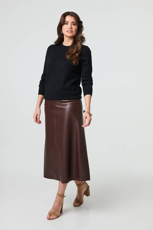 Get a classic look in this slim jumper. It has an embroidered texture on the front, long sleeves and a flattering hip length hem. For an effortless professional outfit, pair with a midi skirt or fitted trousers. This top is also made from a breathable viscose blend.