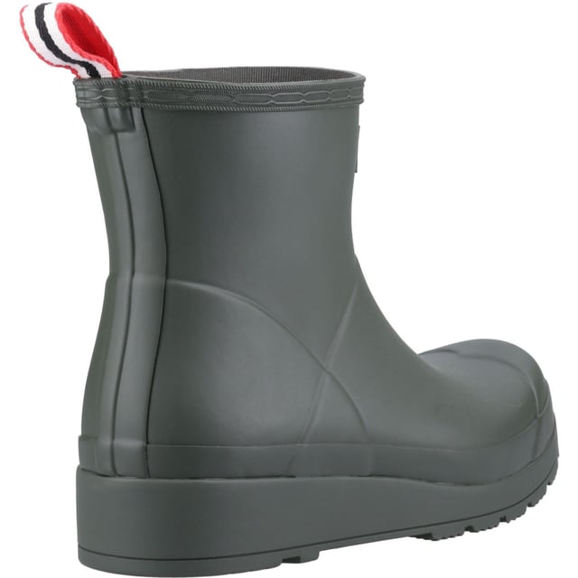 Indem das ikonische Design des Originalstiefels vereinfacht wird, bietet der Play-Stiefel eine dynamische Silhouette mit einer flacheren Plateausohle für maximalen Komfort und Vielseitigkeit. Hergestellt aus hochwertigem Naturkautschuk, ist dieser Gummistiefel zu 100% wasserdicht.