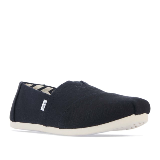 Espadrilles Toms Alpargata en coton recyclé pour femme en noir.- Dessus, doublure et semelle de propreté en coton recyclé composés à 50 % de coton recyclé.- Couture à la pointe et V élastique pour se chausser et se déchausser facilement.- Design Alpargata classique.- Gore élastique pour se chausser et se déchausser facilement.- Semelles intérieures personnalisées fabriquées avec 50 % d'éco-contenu, y compris de la mousse PU recyclée.- Semelle extérieure durable et flexible liée directement à la Dessus via Construction en TPR à injection directe pour un ajustement sans couture.- Logo Toms sur le côté et à l'arrière du talon.- Construction 100 % vegan.- Dessus en textile, doublure en textile, semelle en textile et synthétique.