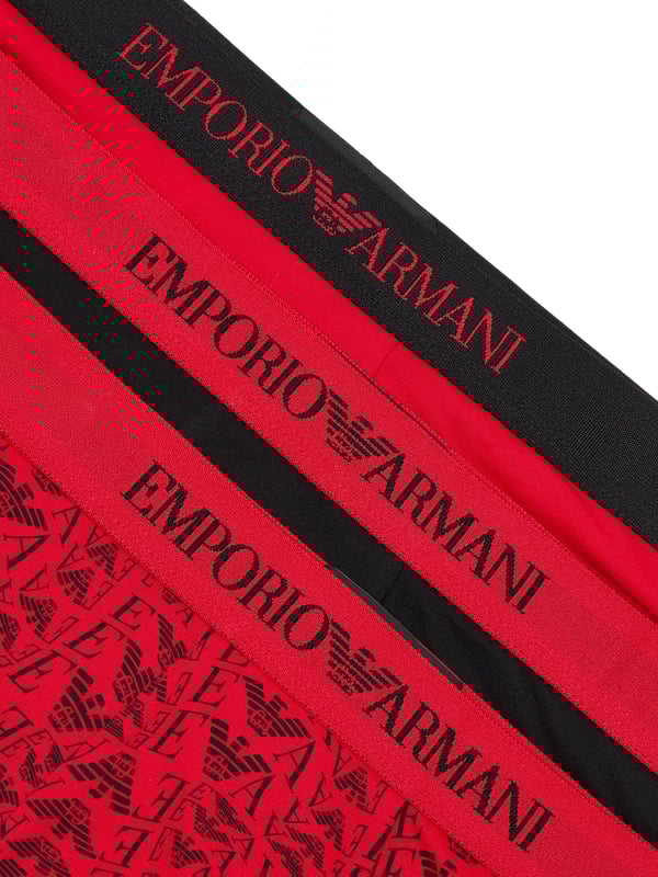 Einfarbige und gemusterte Boxershorts von Emporio Armani im 3er-Pack bieten höchsten Tragekomfort und stilvolles Design. Das Set enthält zwei einfarbige und eine Boxershorts mit Alloverprint. Diese körpernah geschnittenen Boxershorts verfügen über einen elastischen Bund mit dem markanten Label-Schriftzug. Der figurbetonte Schnitt sorgt für eine perfekte Passform und unterstreicht die moderne Ästhetik. Die hochwertige Verarbeitung garantiert Langlebigkeit und Komfort. Wir sind überzeugt, dass dieses Produkt Ihre Erwartungen übertreffen wird.
