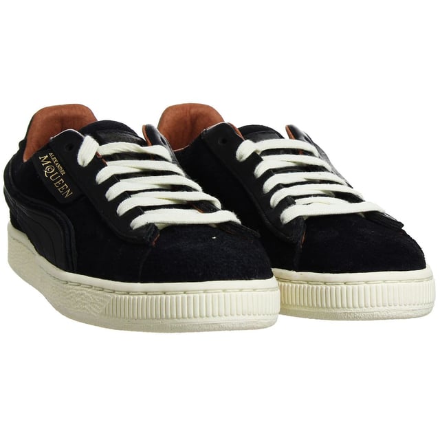 Las Puma AMQ (Alexander McQueen) Men's Black Trainers son un par de zapatillas modernas y de alta gama diseñadas en colaboración con la marca Alexander McQueen. Estas zapatillas son conocidas por su diseño único y elegante, que combina la experiencia en ropa deportiva de Puma con la estética de alta costura de Alexander McQueen.

Características principales:

 Color negro: Estas zapatillas vienen en un elegante color negro, que añade un toque de sofisticación y versatilidad a tu colección de calzado.

 Diseño vanguardista:  Las zapatillas AMQ suelen presentar un diseño vanguardista y a la moda, con detalles únicos, materiales de primera calidad y siluetas distintivas.

 Ajuste cómodo:  A la vez que priorizan el estilo, Puma y Alexander McQueen pretenden ofrecer un ajuste cómodo, incorporando a menudo amortiguación y sujeción para tus pies.

 Construcción duradera:  Estas zapatillas están fabricadas con materiales y artesanía de alta calidad, lo que garantiza que mantengan su calidad con el paso del tiempo.

 Cierre de cordones: El cierre de cordones permite un ajuste seguro y regulable, garantizando que las zapatillas permanezcan cómodamente en su sitio.

 Estilo versátil:  Además de ofrecer un aspecto moderno, estas zapatillas son lo suficientemente versátiles como para llevarlas en ocasiones elegantes o informales.

 Marca Puma y Alexander McQueen:  Las zapatillas suelen llevar la marca Puma y Alexander McQueen, lo que indica la colaboración y la fusión de ropa deportiva y alta costura.

Las zapatillas Puma AMQ para hombre en negro son una pieza única para aquellos que aprecian la moda de vanguardia y las colaboraciones con diseñadores. Estas zapatillas son una opción lujosa y elegante para todo tipo de ocasiones, ya sea para ir a la moda, asistir a eventos exclusivos o simplemente para realzar tus conjuntos informales.