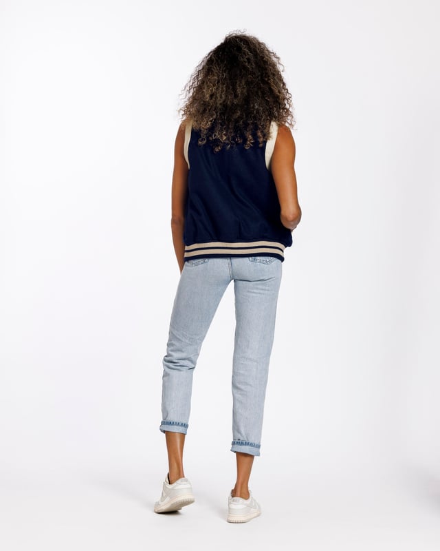 Een varsity gilet van hoge kwaliteit. Een moderne klassieker die altijd in stijl blijft. De jas is gemaakt van schapenwol. Aan beide zijden zitten ritszakken. De ritssluiting aan de voorkant van het jack kan worden gesloten met drukknopen.