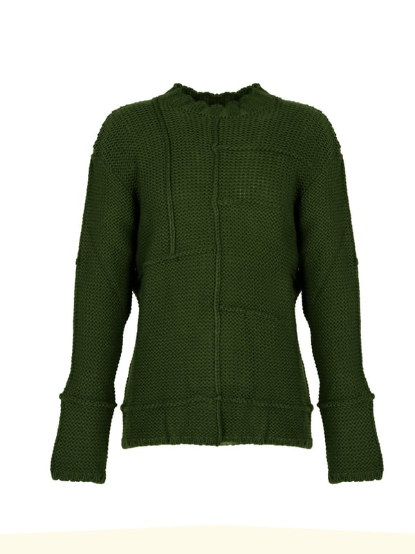 Suéter disponible en un color sólido, que se combina perfectamente con una variedad de estilos, añadiendo elegancia y un encanto sutil.

Cada suéter es cosido con atención a los más pequeños detalles, lo que garantiza su durabilidad y una apariencia única que atrae miradas.

El corte holgado del suéter no solo proporciona comodidad, sino también libertad de movimiento, lo que lo hace la elección perfecta para cualquier ocasión, desde salidas diarias hasta encuentros sociales.

El suéter está fabricado en Italia, lo que es garantía de la más alta calidad de los materiales y la precisión en su fabricación, reflejando la renombrada artesanía italiana.