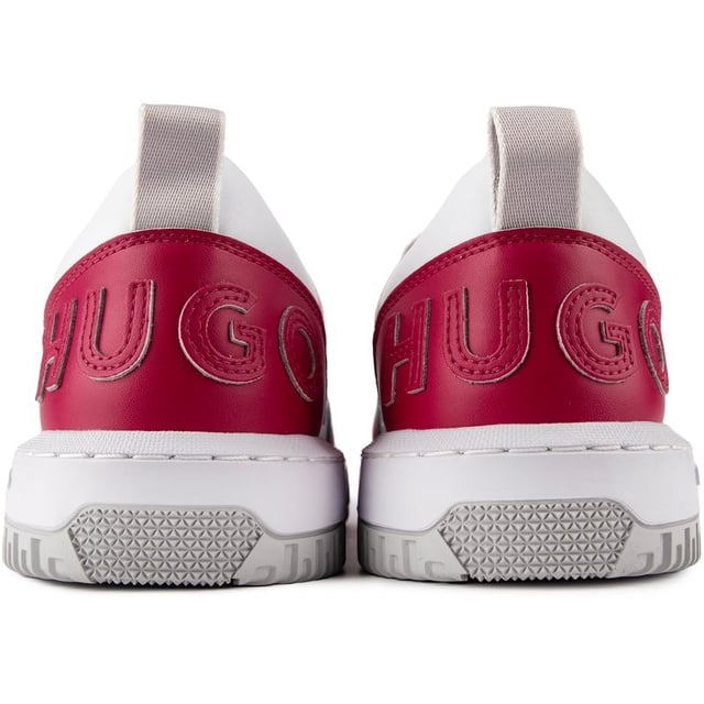 Hugo Kilian Hito Entrenadores Presentamos las zapatillas bajas de HUGO, Kilian Hito, con su carácter de inspiración retro y su diseño de caña baja. La zapatilla de diseño combina comodidad, diseño y sencillez. Una versión moderna de una zapatilla de deporte tradicional, con una parte superior de material mixto de primera calidad blanca con detalles rojos y una gran marca distintiva.