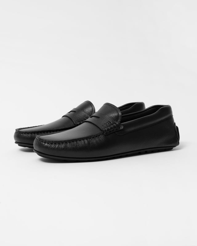 Premium driver moccasins made in Portugal by BOSS. Featuring a full rubberised sole, this pair is crafted in grained leather with a debossed logo strap.
90% Polyamid, 10% Polyurethane, Sole: 100% Thermoplastic polyurethane, Upper material: 100% Cow skin, Innersole: 90% Polyamid, 10% Polyurethane
50523026