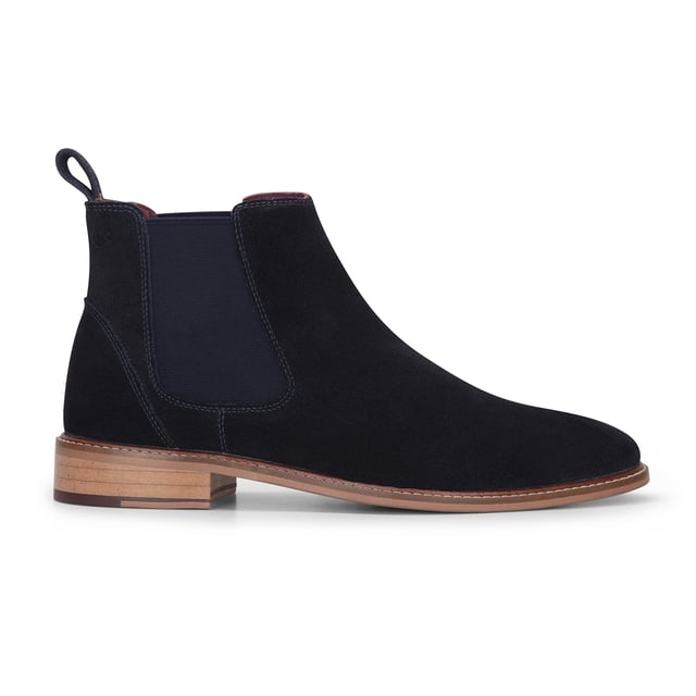 Mejora tu colección de calzado con los botines Chelsea sin cordones de ante azul marino para hombre de London Brogues. Fabricadas con ante de primera calidad, estas botas ofrecen un aspecto y una sensación lujosos, perfectos para realzar atuendos tanto casuales como formales. El cómodo diseño sin cordones presenta paneles laterales elásticos para un ajuste ceñido y fácil de usar. Con una suela de cuero duradera que proporciona un agarre superior, estas botas son adecuadas para diversas superficies y condiciones climáticas. Disfruta de comodidad durante todo el día con la plantilla acolchada, lo que las hace ideales para largas horas de pie. Ante de primera calidad para una apariencia sofisticada Comodidad sin cordones con paneles laterales elásticos Suela duradera con agarre superior para tracción Plantilla acolchada para mayor comodidad ideal para uso prolongado