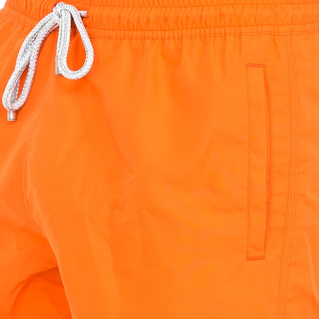 Bañador short.
Cinturilla de goma elástica, con cordón de ajuste.
Dos bolsillos en los laterales
Tejido cómodo y transpirable.
Bolsillo con cierre a velcro en la parte trasera.
Costuras vistas a tono.
Forro de rejilla.
 Composición: 100% Poliéster
 Cuidados:
Lavar a temperatura máx. 40ºC.
-No usar lejía.
-Admite lavado en seco.
-Permite utilizar secadora.
-Planchar a temperatura máx. 130ºC.