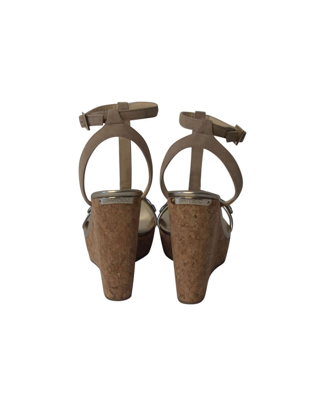 VINTAGE, RRP AS NEW
Elevate your style quotient to a whole new level in these Naima wedge sandals from Jimmy Choo! The beige sandals have been crafted from suede and styled in an open-toe silhouette with an embellished T-strap design on the vamps. They come equipped with buckled ankle straps, comfortable leather-lined insoles, and 12.5 cm cork wedge heels.



Jimmy Choo Naima Jeweled Platform Wedge Sandals in Beige Suede
Condition: very good
Material: Suede
Size: 40
Sign of wear: light wear
SKU: 207301