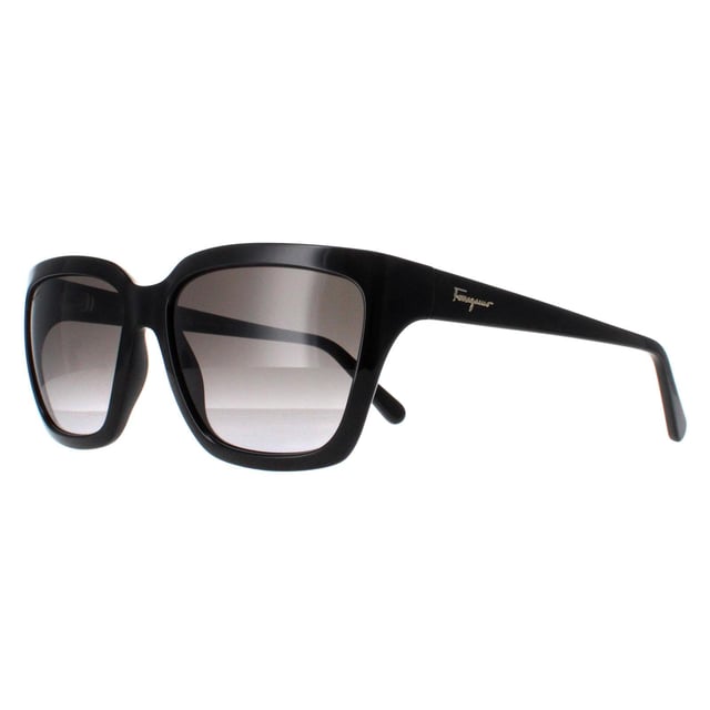 Las gafas de sol Salvatore Ferragamo SF1018S 001 negro gris degradado estÃ¡n meticulosamente elaboradas con precisiÃ³n y atenciÃ³n al detalle. Destilan sofisticaciÃ³n y elegancia. La montura cuadrada de gran tamaÃ±o, adornada con el icÃ³nico logotipo de Salvatore Ferragamo en las patillas, captura la esencia del encanto atemporal y el encanto moderno. Con lentes que ofrecen tanto protecciÃ³n como estilo, estas gafas de sol elevan sin esfuerzo cualquier conjunto, ya sea un paseo tranquilo por el paseo marÃ­timo o una elegante aventura urbana.