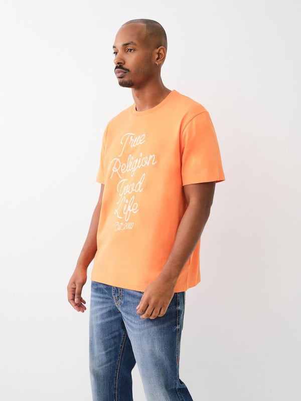 Crafted from soft cotton knit, the Embroidered Rope Logo Tee is the perfect T-shirt for the new season. Featuring a crew neck and short sleeves. Finished with a front rope embroidered “True Religion Good Life Est. 2002” text.