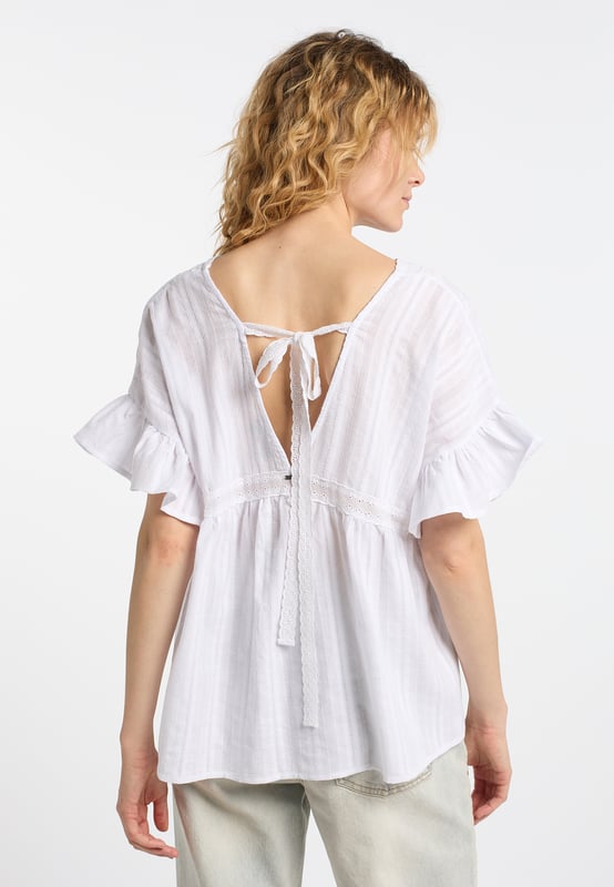 Diese leichte Baumwoll-Bluse von DreiMaster Vintage punktet mit ihrer zauberhaften Lochstickerei und dem gemusterten, fein strukturierten Baumwollstoff. Die lockerere Silhouette hat einen tiefen V-Ausschnitt auf der Vorder- und auf der Rückseite, wo er mit einem Spitzenband zusammengehalten wird. Die romantischen Rüschenärmel optimieren den femininen Boho-Look. Mit ihrer leichten Textur passt sie hervorragend zu Jeans und Röcken.  Tunika