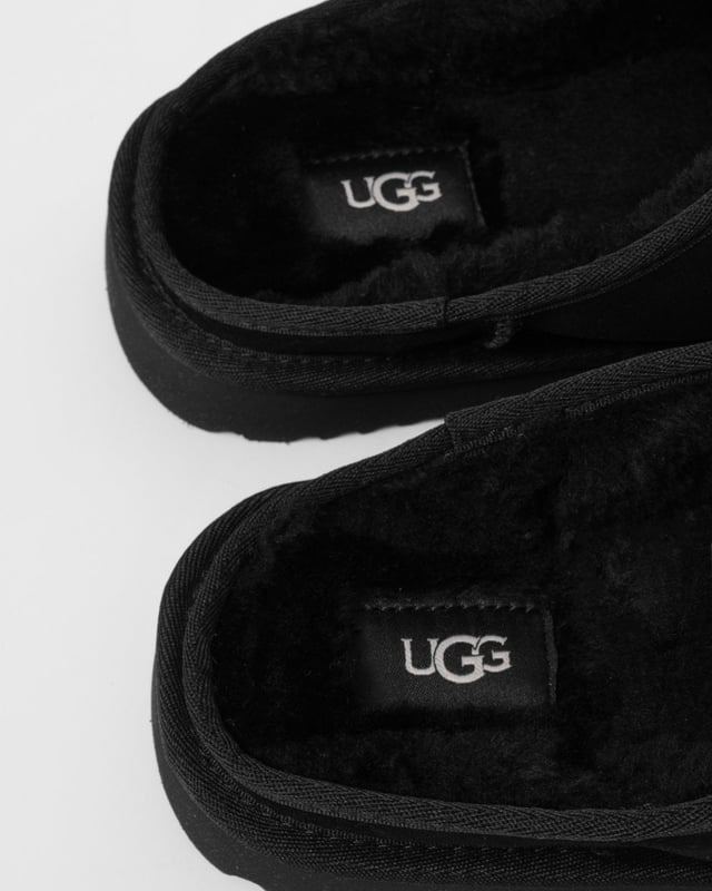 An effortless take on UGG's icon with the same rich suede and soft sheepskin, the new Classic Slip-On offers easy entry and a laidback look. Lined in their signature UGGplush™ blend of upcycled wool and plant-based TENCEL™ Lyocell, it's finished with an ultra-lightweight outsole for grip and cushioning.

Suede upper
17mm UGGplush™ 60% upcycled wool, 40% TENCEL™ Lyocell lining
10mm sheepskin insole
Sugarcane EVA Outsole or Treadlite by UGG™ EVA outsole
Textile binding made from 100% recycled polyester fibers
Heat-embossed UGG® logo

1129290
 