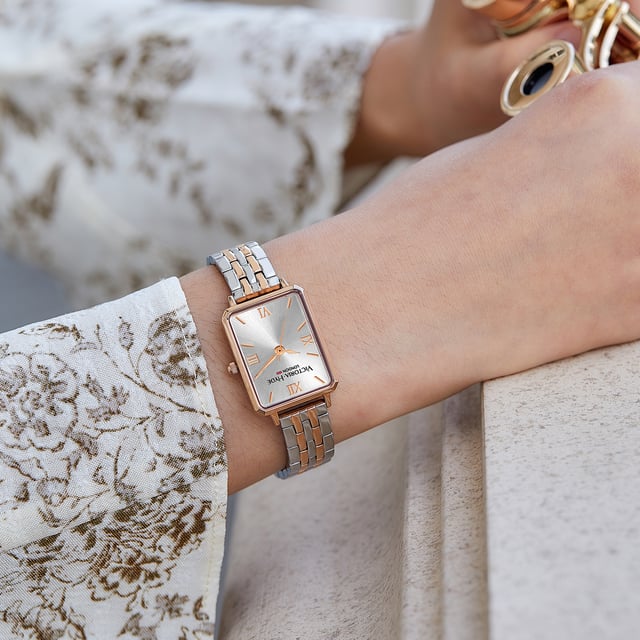 Watch Case Diameter：22×28 MM
Japanese Quartz Movement and Genuine Leather Strap, fit your wrist
30M WATERPROOF (not suitable for swimming or showering)
The classic ladies wristwatch’s color like leaves which in the ancient forest. The moral is profound, which symbolizes low-key, modest and steady. 
Gifts for Her: It comes with nice gift VICTORIA HYDE box,it can be as mothers day gifts,Anniversary gifts,Birthday present etc.