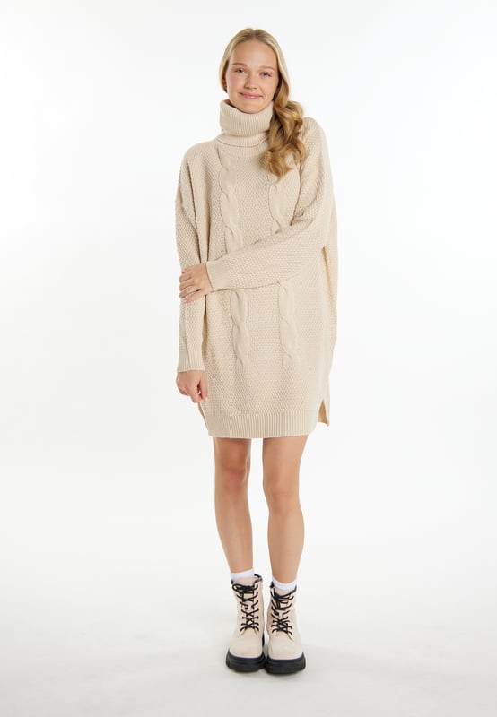 Perfect Match: Auf diesem Strickkleid von myMo treffen sich Gitterstrick und Zopfmuster und vereinen sich zu einem harmonischen Miteinander. Gefertigt aus einem kuschelig-weichen Garn, lässt sich das locker geschnittene Modell mit überschnittenen Schultern und kleinen Seitenschlitzen vielseitig kombinieren. Der gerippte opulente Rollkragen vollendet das stimmige Design ebenso wie die abschließenden Rippstrickbündchen an den Ärmeln.  Strickkleid