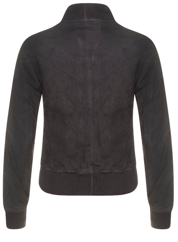 Presentamos nuestra chaqueta universitaria MA-1 de piel de ante de cabra para mujer, una combinación perfecta de estilo deportivo y sofisticado. Fabricada con piel de ante de cabra suave y flexible, esta chaqueta ofrece una textura lujosa y aterciopelada que la distingue. Esto es lo que la convierte en una pieza destacada en tu armario: Piel de ante de cabra flexible: la construcción de piel de ante de cabra suave y flexible proporciona una sensación lujosa y cómoda, lo que la convierte en una excelente opción tanto para el estilo como para la comodidad. Bolsillos funcionales en la cintura: dos bolsillos exteriores en la cintura ofrecen opciones de almacenamiento convenientes para tus elementos esenciales, combinando funcionalidad con moda. Detalles de punto acanalado: el cuello, los puños y el dobladillo de punto acanalado le dan a la chaqueta un aspecto clásico de chaqueta universitaria al tiempo que garantizan una mayor comodidad y un ajuste ceñido. Opciones de color de moda: disponible en dos colores de moda, esta chaqueta permite opciones de estilo versátiles, lo que la hace adecuada para varios atuendos y ocasiones. Cremalleras YKK duraderas: las cremalleras YKK utilizadas en la chaqueta garantizan durabilidad y funcionalidad suave, lo que se suma a la calidad general y la longevidad de la prenda. La chaqueta universitaria MA-1 de cuero de gamuza de cabra para mujer combina sin esfuerzo estilo, comodidad y atractivo atemporal, lo que la convierte en una pieza destacada que complementa su sentido único de la moda y agrega un toque de lujo a su colección.