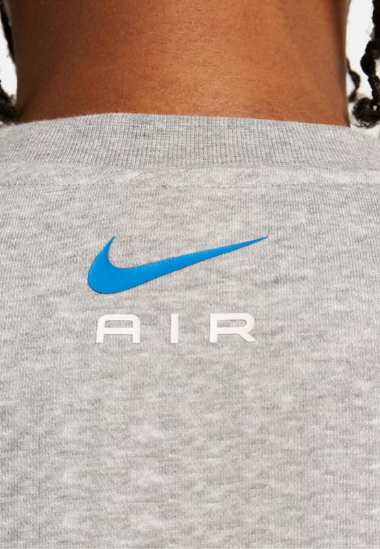 Nike Air Herren Fleece BB Crewneck Trainingsanzug in Grau Nike Air Fleece BB Crewneck-Trainingsanzug in Grau. - - . Dieser lässige Trainingsanzug mit Rundhalsausschnitt ist bequem und klassisch. - - . Er besteht aus mittelschwerem, gebürstetem Fleece, das auf der Innenseite sehr weich und auf der Außenseite glatt ist. Er hält Sie warm und behält seine strukturierte Form. - - . Retro-Branding und kontrastierende Farben verleihen ihm einen urbanen Stil. - - . Gerippter Halsausschnitt, Ärmel Sweat. - - . Gummizug in der Taille, Cargotasche, Bündchen, Jogginghose. - - . Tape Detail auf der Jogginghose von den Knien. - 2 Seitentaschen, 2 flache Cargo-Taschen, die mit Druckknöpfen gesichert sind.
