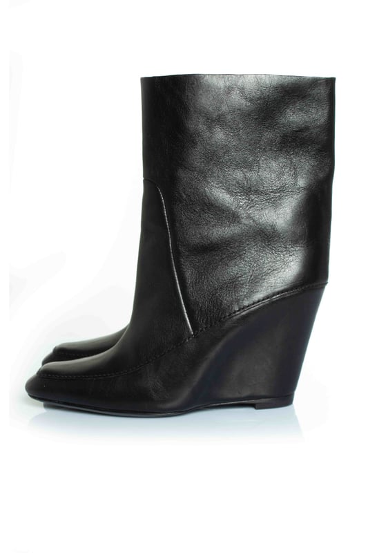 VINTAGE, RRP AS NEW
Alexander Wang, hidden platform ankle boots in black. The item is in very good condition.  CONDITION: very good condition

SIZE: 38

INSOLE MEASUREMENTS: 25 cm

HEEL MEASUREMENTS: 10 cm PLATFORM: 1 cm

SHAFT HEIGHT: 15 cm WIDTH TOP: 15 cm

MATERIAL: leather

COLOUR: blackMeasurments: