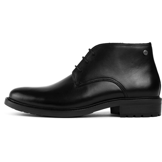 Adéntrate en un estilo atemporal y sofisticado con los Pasco Chukka de Sole. Confeccionados en cuero rico y elegante, estas clásicas botas Chukka están diseñadas para ofrecer comodidad durante todo el día y un aspecto sofisticado. El sistema de cordones de tres ojales y las resistentes suelas de goma garantizan un ajuste personalizado, una tracción duradera y estilo en cada paso. Ya sea que te dirijas a la oficina, a una salida nocturna o a un fin de semana fuera, las exclusivas botas Sole te harán caminar con confianza y elegancia robusta.