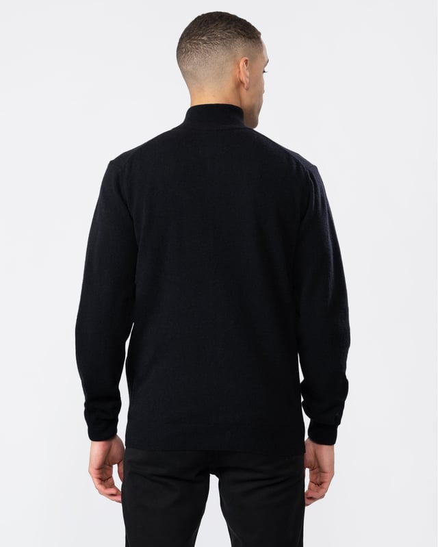 Your classic, wear-with-anything sweater. Crafted from 100% superfine lambswool, this cardigan with a zipped front is perfect for layering. Cut for a regular fit with ribbed detailing at the hem and cuffs.

Regular fit
Zip front
Rib endings at hem and sleeve cuffs
GANT graphic embroidered at chest

Material: Lambswool 100%
87214
 
 