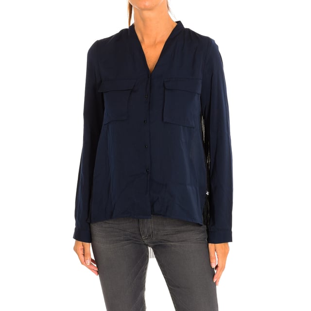 Long Sleeve Blouse Le temps des Cerises.
 Color Navy-black
 Suitable and casual for every day.
 Main button closure.
 Patch pockets with flaps on the front.
 Loose cut.
 Button closure cuffs.
 Seams seen in tone.

 Composition: 100% Polyester.

 -Machine wash at a maximum temperature of 30º.
 -Do not use a dryer.
 -Do not use bleach.
 -Iron temperature max. 110º.
 -Do not dry clean.
 Composition: 100% polyester.
 Care:
-Machine wash at a maximum temperature of 30º.
 -Do not use a dryer.
 -Does not use bleach.
 -Iron maximum temperature 110º.
 -Do not dry clean.