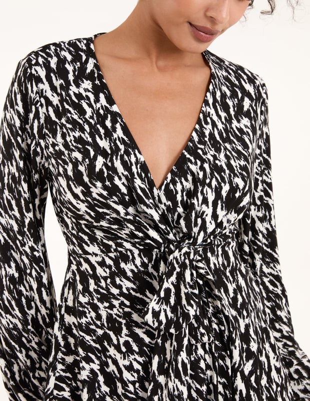 This wrap top is the perfect staple for giving any outfit a fiercely feminine feel, whatever the occasion.