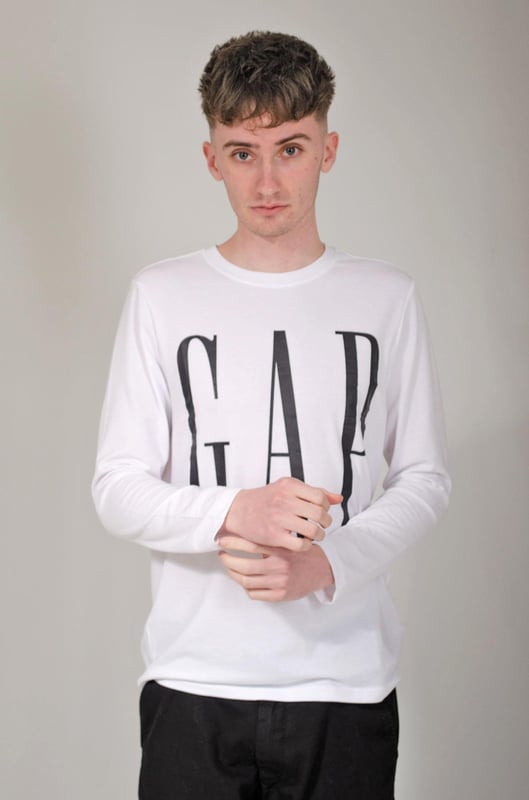 Every guy needs a soft long sleeve cotton blend top like this.  Soft stretchy and super comfy, with the classic original GAP logo on front.  Crew Neckline and a relaxed fit.
Fit: Relaxed, Sizing: As expected