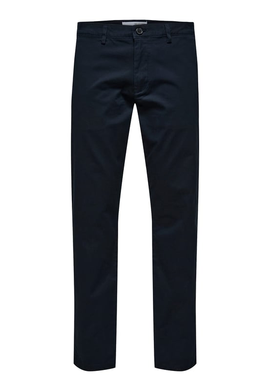 Tauchen Sie ein mit der Herren-Chinohose von Selected Homme. Mit ihrer schlanken Passform und dem schlanken Schnitt an den Oberschenkeln verleiht sie jedem Outfit eine moderne Eleganz. Die Paspeltaschen mit Knopf am Gesäß verleihen der Hose einen Hauch von Raffinesse und Funktionalität. Genießen Sie den ganztägigen Tragekomfort dank der hochwertigen Materialien und der sorgfältigen Verarbeitung. Die seitlichen Eingriffstaschen bieten praktische Aufbewahrungsmöglichkeiten für kleine Gegenstände. Der Reißverschluss und der Knopfverschluss sorgen für einen sicheren Sitz und ein einfaches An- und Ausziehen. Diese Chinohose ist perfekt für Männer, die einen anspruchsvollen Look mit einem Hauch von Lässigkeit suchen. Die Knöchellänge verleiht dem Style einen modernen Touch und ermöglicht es Ihnen, Ihre Lieblingsschuhe zu präsentieren. Die Gürtelschlaufen bieten die Möglichkeit, Ihren persönlichen Stil mit einem Gürtel Ihrer Wahl zu unterstreichen. Von lässigen Wochenendausflügen bis hin zu formellen Anlässen - diese Hose ist vielseitig einsetzbar und passt zu fast jedem Anlass. Erleben Sie den zeitlosen Stil und die Qualität von Selected Homme, die Ihren Look auf ein neues Level heben werden. Gönnen Sie sich den Luxus von Komfort und Stil - mit dieser Chinohose sind Sie immer perfekt gekleidet.
