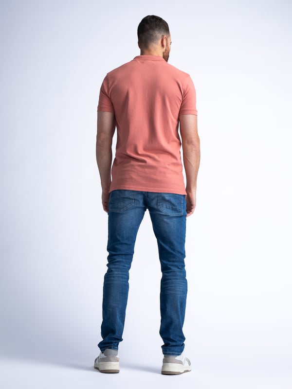 Unifarbenes Poloshirt mit offenem Kragen und Knopfleiste. Das Poloshirt ist mit einem im Brustbereich applizierten, dezenten Logo-Emblem ausgeführt. Hergestellt aus 100 % Baumwolle. Du schwankst zwischen zwei Größen? Nimm die größere Größe! Unifarbenes, klassisches PoloshirtOffener KragenKnopfverschlussDezentes Logo-Emblem100 % Baumwolle